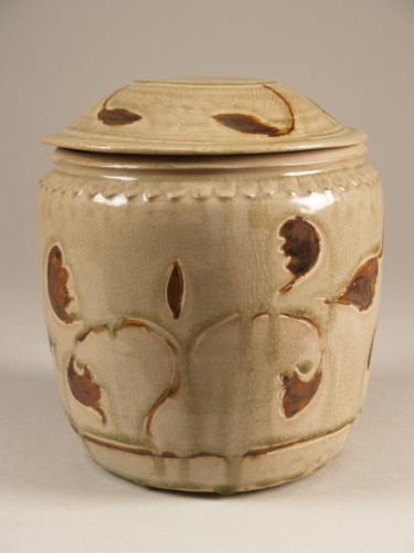Pot met deksel met een ingesneden decor met bruin en groenachtig glazuur.